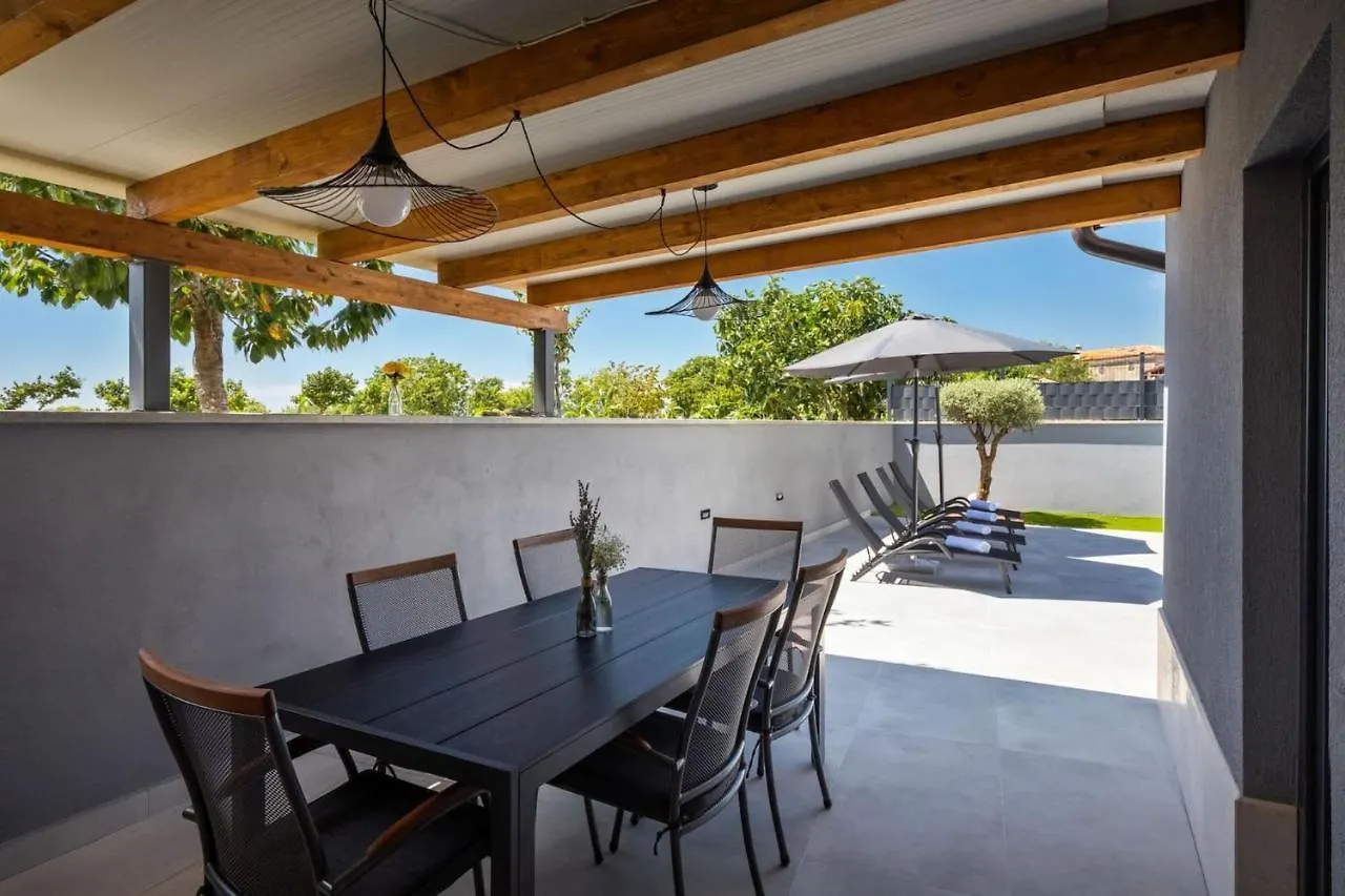 Modern Villa Ana With 2 Bedrooms In Tinjan Brecevici