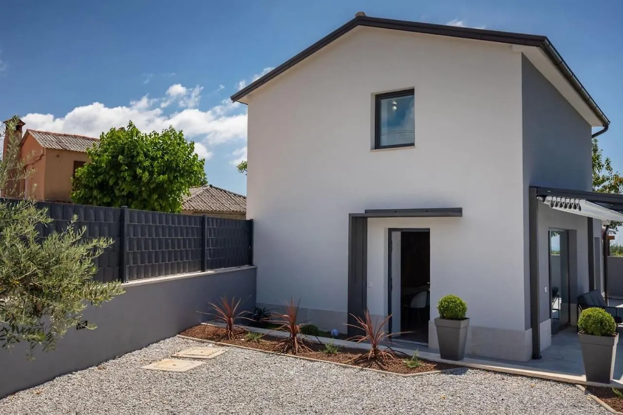 Modern Villa Ana With 2 Bedrooms In Tinjan Brecevici
