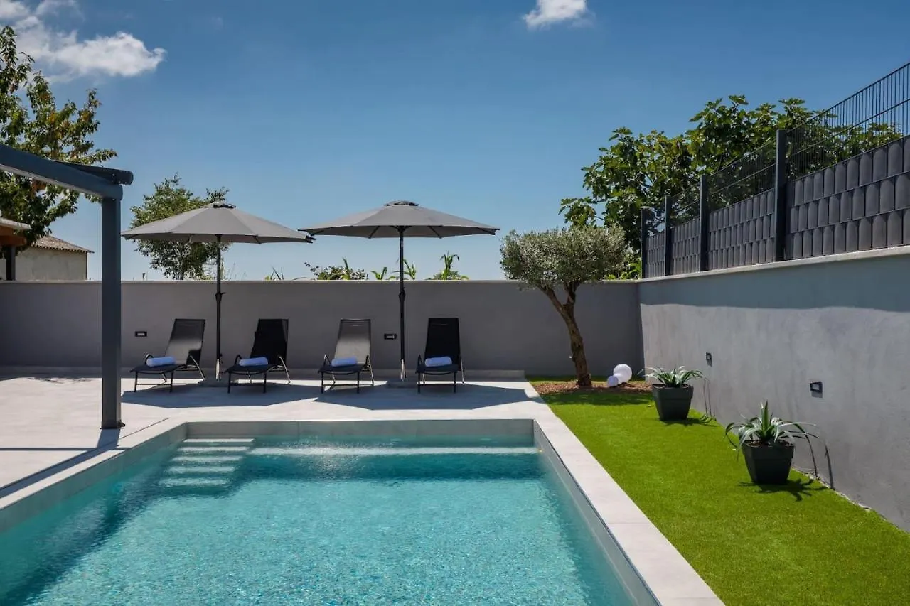 Modern Villa Ana With 2 Bedrooms In Tinjan Brecevici 0*,  Croatia