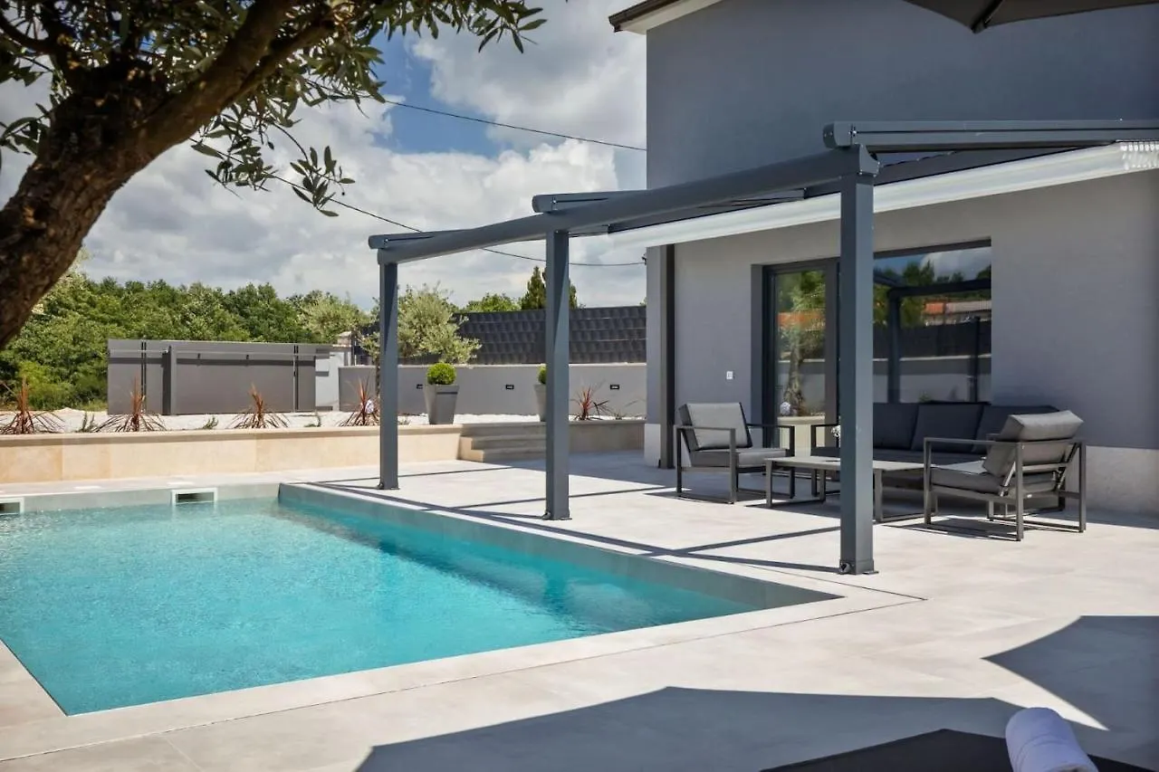 Modern Villa Ana With 2 Bedrooms In Tinjan Brecevici