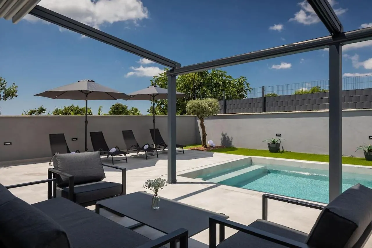 Modern Villa Ana With 2 Bedrooms In Tinjan Brecevici 0*,  克罗地亚